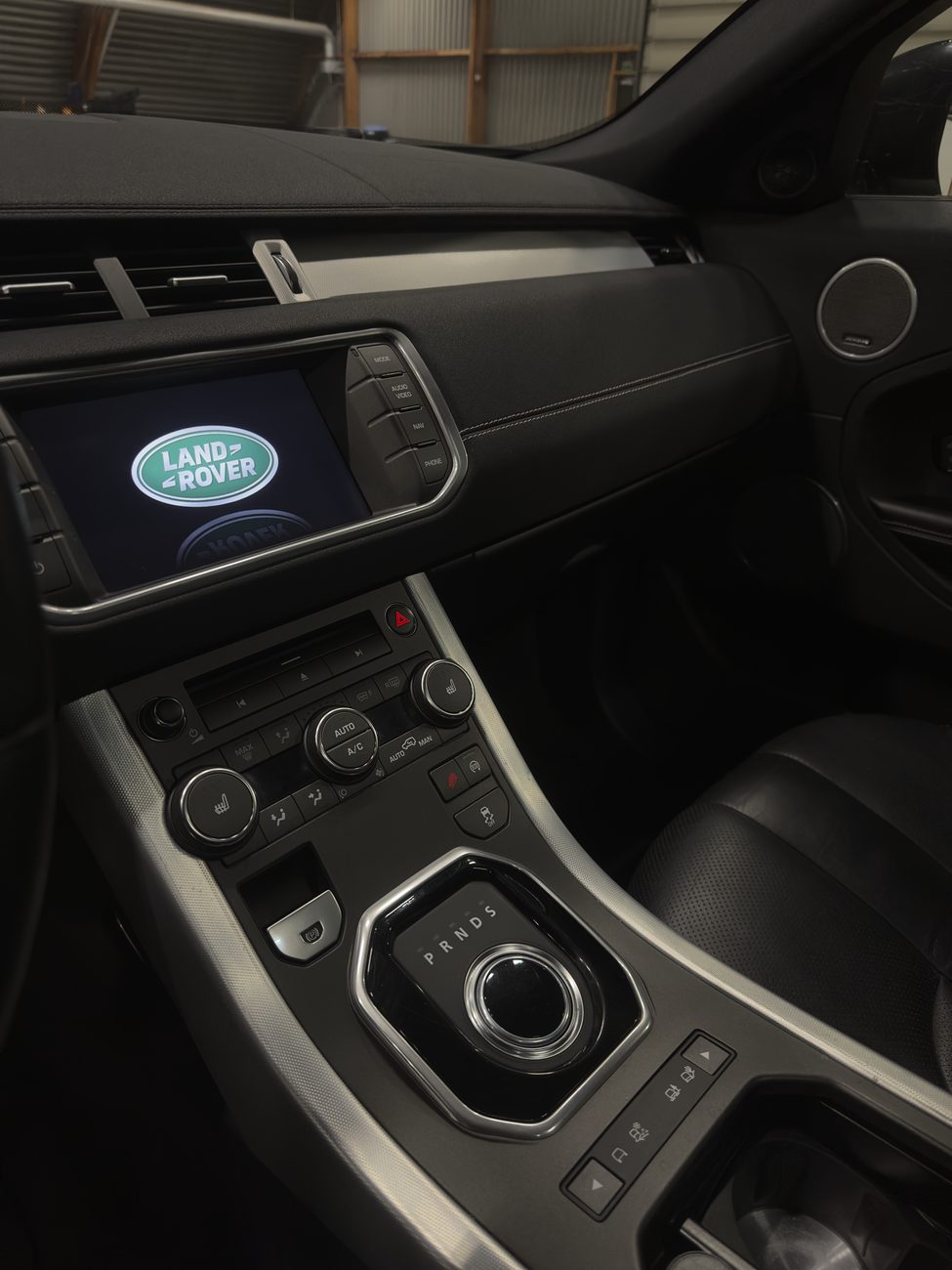 Rengjort midtkonsoll og dashbord i Range Rover