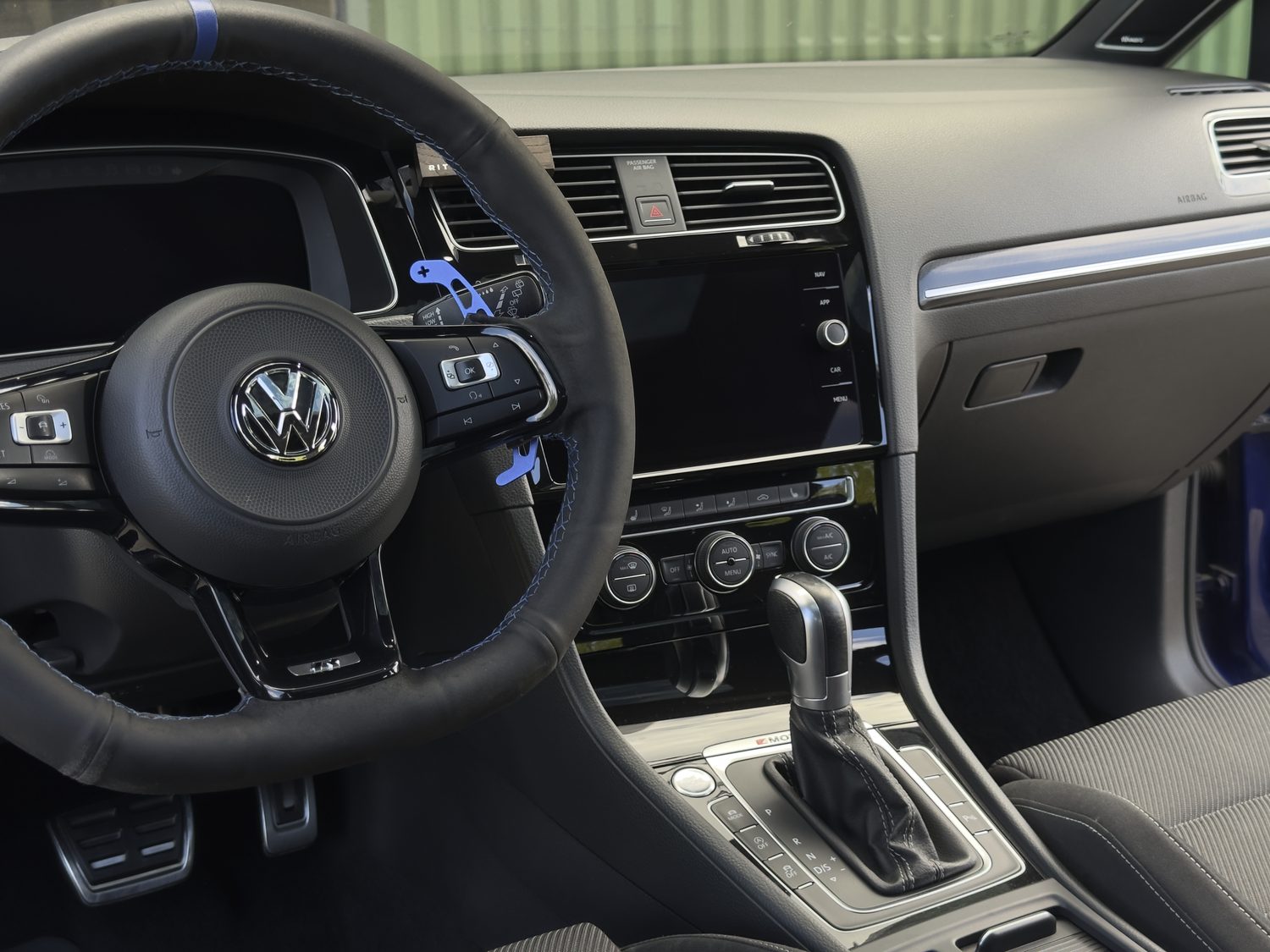 Rengjort cockpit og dashbord med blå detaljer etter innvendig vask